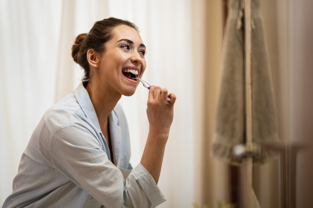 Mujer realizando un cepillado suave