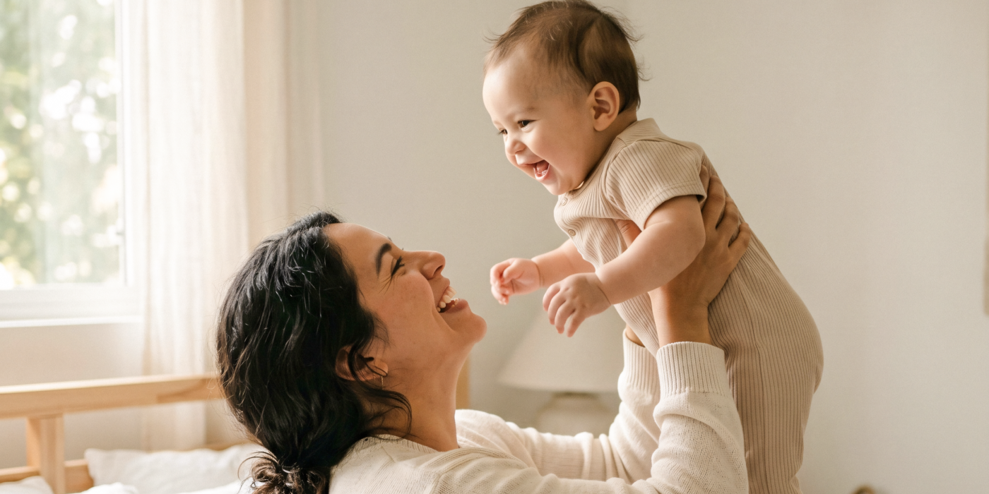 Bebé jugando con mamá
